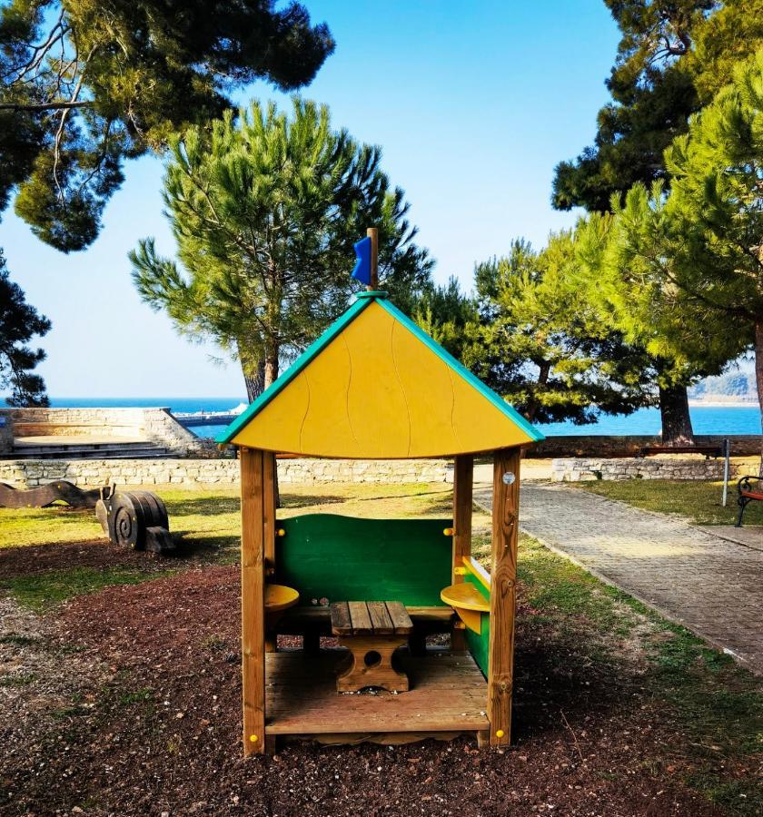 Nina Deluxe Superior 5 Star Apartment, Your Piece Of Heaven By The Sea & Park Новиград Екстериор снимка